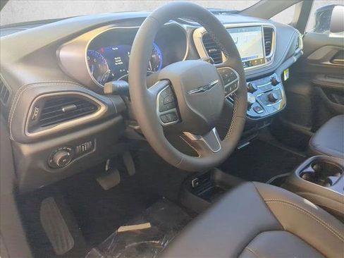 New 2026 Chrysler Pacifica Select image 3