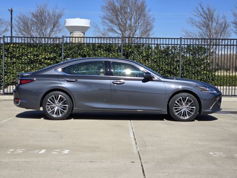 Used 2025 Lexus ES 300h w/ Premium Package image 2