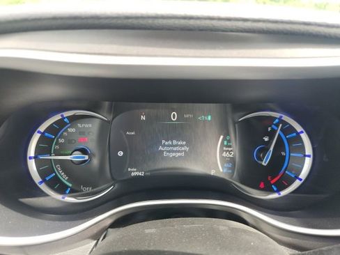 Used 2024 Chrysler Pacifica Limited FWD image 14