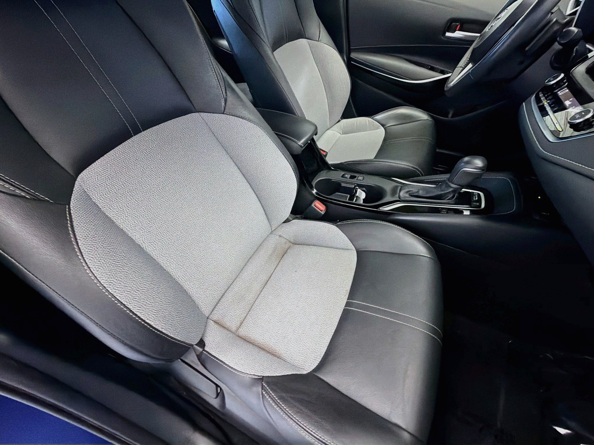 Used 2025 Toyota Corolla XSE FWD image 15