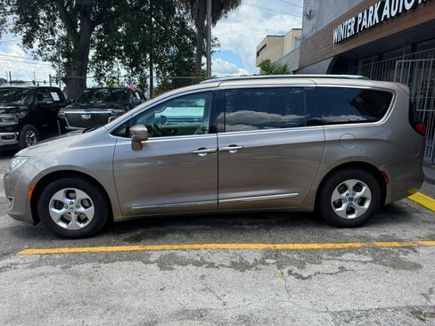 Used 2017 Chrysler Pacifica Touring-L Plus FWD image 4