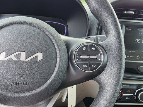 Used 2025 Kia Soul LX w/ LX Technology Package FWD image 13