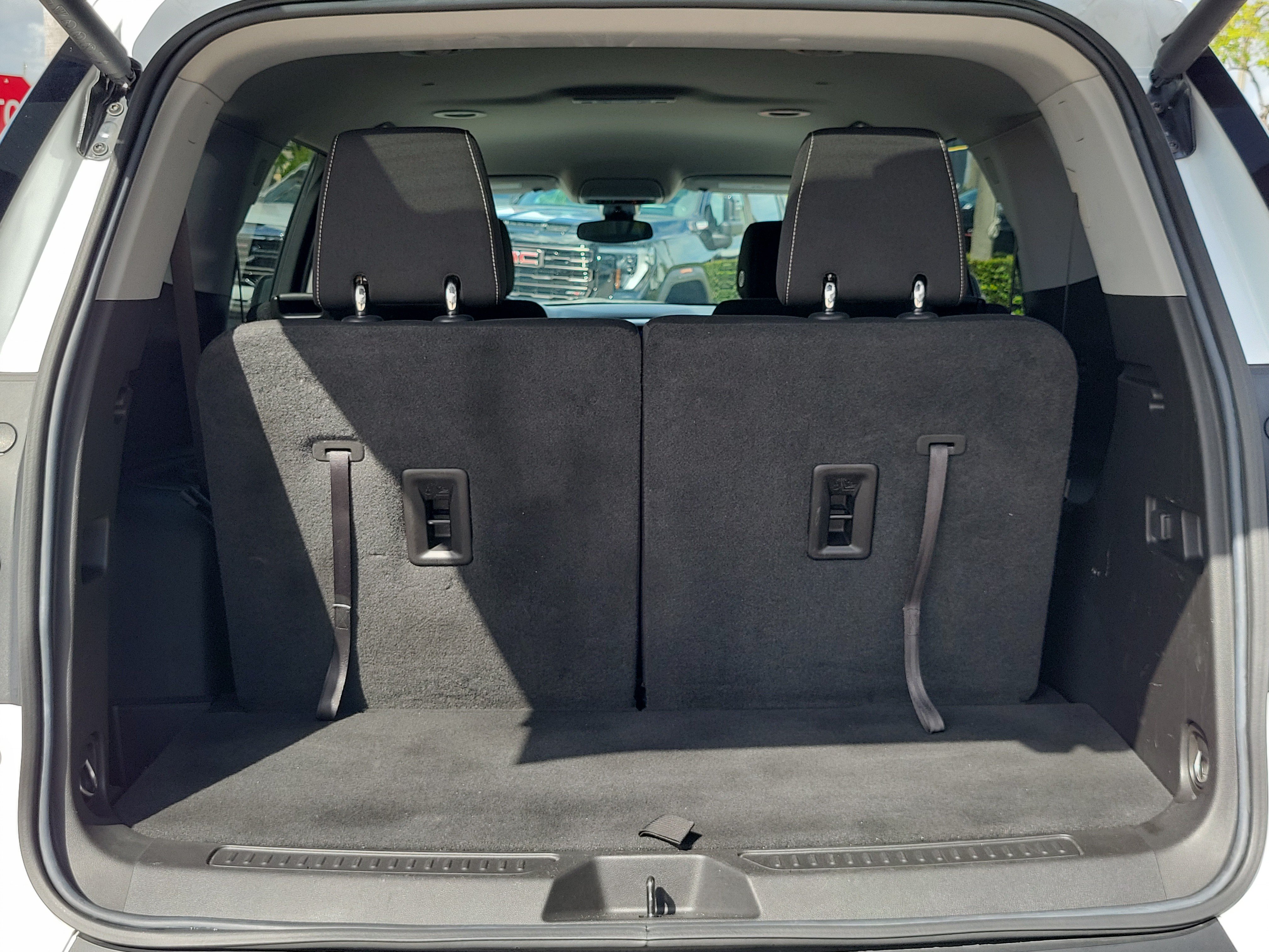 Used 2023 GMC Acadia SLE w/ Driver Convenience Package FWD image 16