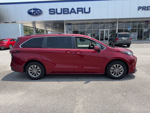 Used 2022 Toyota Sienna LE FWD image 2