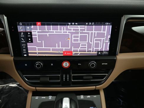 Certified 2024 Porsche Macan image 20