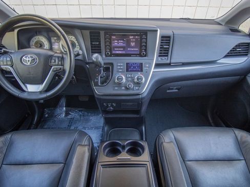 Used 2018 Toyota Sienna SE image 37