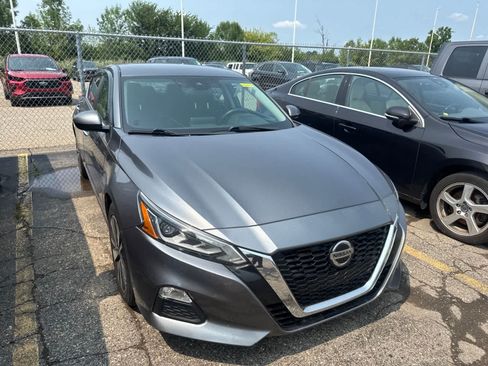 Used 2022 Nissan Altima 2.5 SV FWD image 9