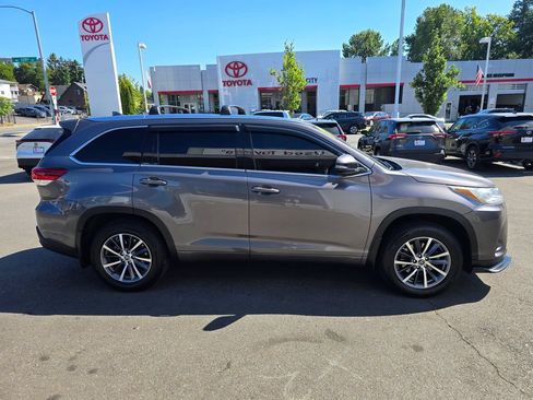 Used 2017 Toyota Highlander XLE AWD/4WD image 8