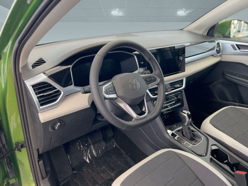 New 2026 Volkswagen Taos SE image 4