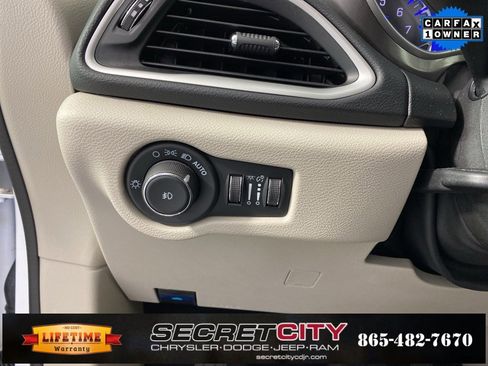 Used 2024 Chrysler Pacifica Touring-L image 13