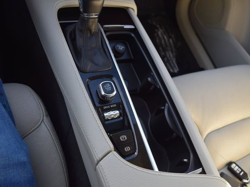 Used 2019 Volvo XC90 T6 Momentum w/ Protection Package Premier image 22