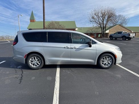 New 2026 Chrysler Pacifica Select image 8