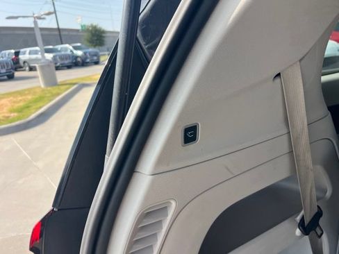 Used 2023 Chrysler Pacifica Touring-L FWD image 20