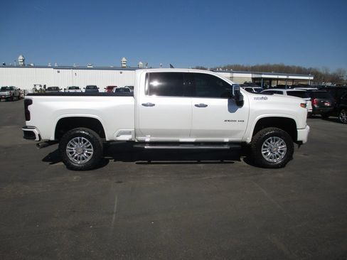Used 2022 Chevrolet Silverado 2500 High Country w/ Z71 Off-Road Package image 4
