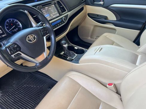 Used 2019 Toyota Highlander XLE AWD/4WD image 14