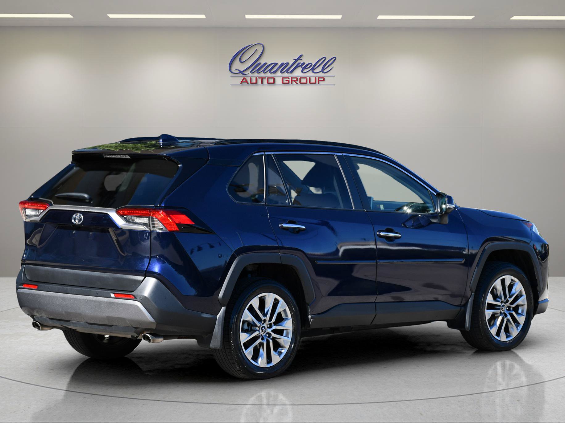 Used 2019 Toyota RAV4 Limited w/ Advanced Technology Package FWD image 4