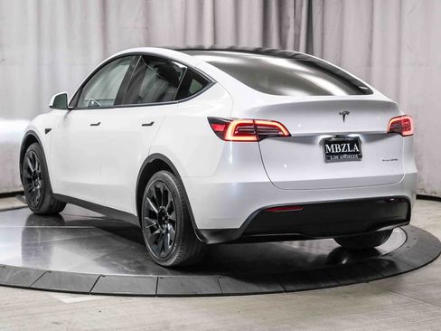 Used 2023 Tesla Model Y Long Range AWD/4WD image 2