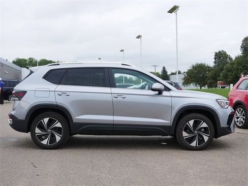 Certified 2025 Volkswagen Taos SE image 8