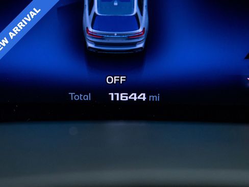 Used 2025 BMW X7 M60i w/ Executive Package image 32