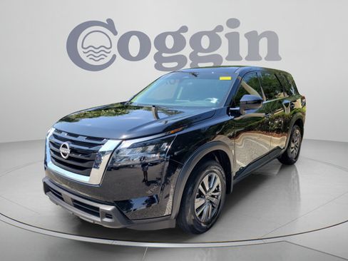 Certified 2025 Nissan Pathfinder S FWD image 1