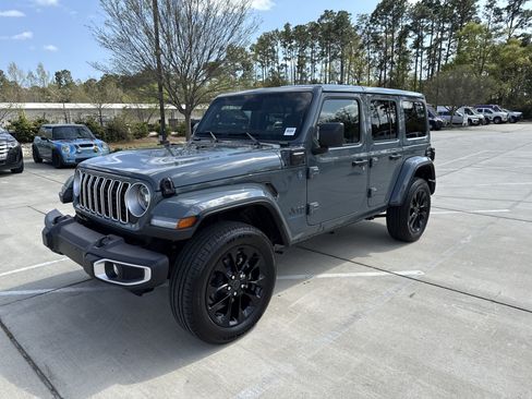Used 2025 Jeep Wrangler Unlimited Sahara w/ Safety Group AWD/4WD image 4