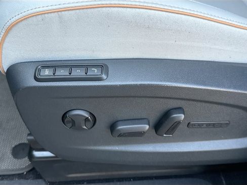 Used 2025 Volkswagen ID. Buzz 1st Edition image 20