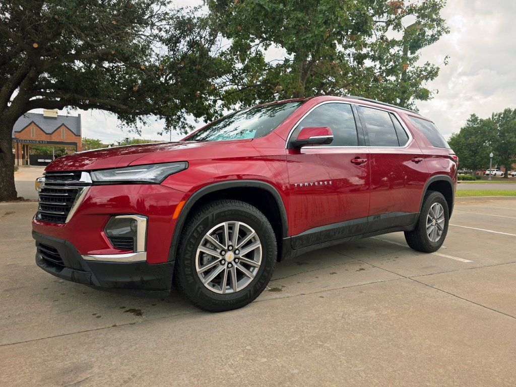 Used 2023 Chevrolet Traverse LT FWD image 3