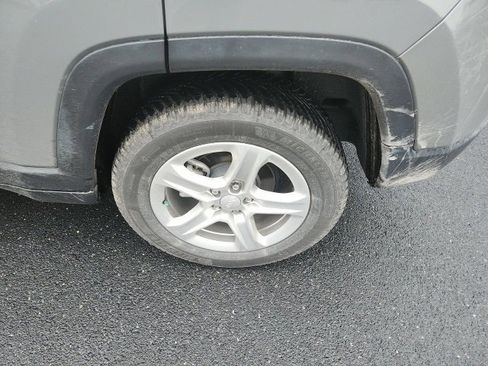 Used 2023 Jeep Compass Latitude image 13