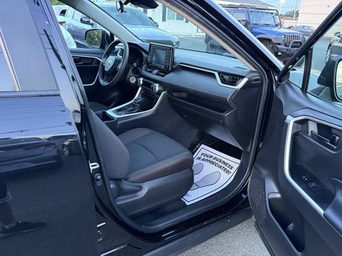 Used 2021 Toyota RAV4 LE FWD image 13