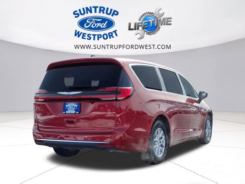Used 2025 Chrysler Pacifica Select image 3