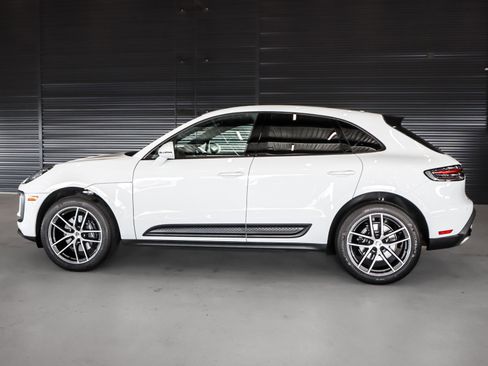 Certified 2025 Porsche Macan image 2