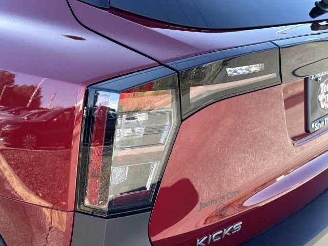 Certified 2025 Nissan Kicks SR FWD image 11
