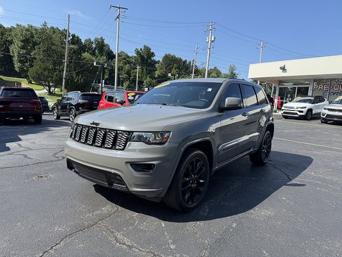 Used 2021 Jeep Grand Cherokee Laredo X AWD/4WD image 3
