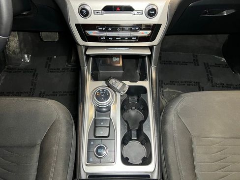 Used 2020 Ford Explorer XLT image 10