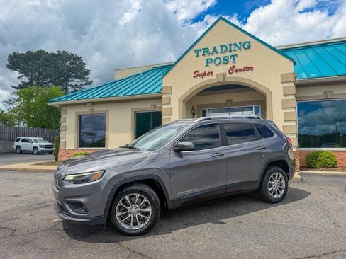 Used 2019 Jeep Cherokee Latitude Plus FWD image 3