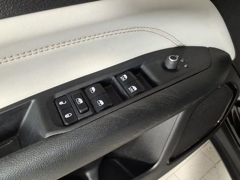 Used 2023 Jeep Compass Limited image 14