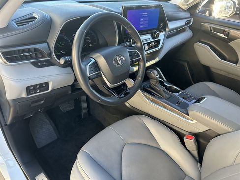 Used 2024 Toyota Highlander Limited image 15