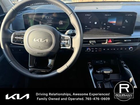 Used 2025 Kia Sorento S image 10