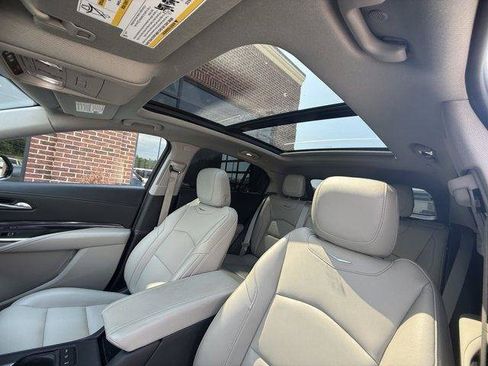 Used 2022 Cadillac XT4 Luxury w/ Cold Weather Package FWD image 19