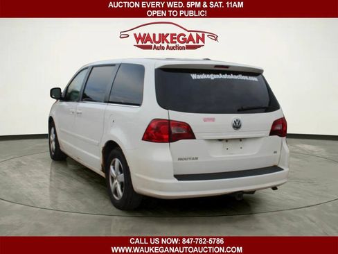 Used 2010 Volkswagen Routan SE FWD image 4