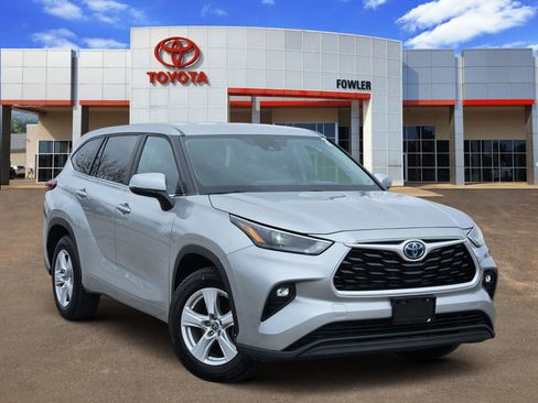 Used 2023 Toyota Highlander LE image 1