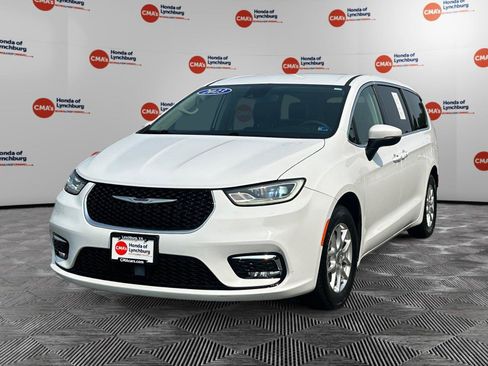 Used 2023 Chrysler Pacifica Touring-L FWD image 1