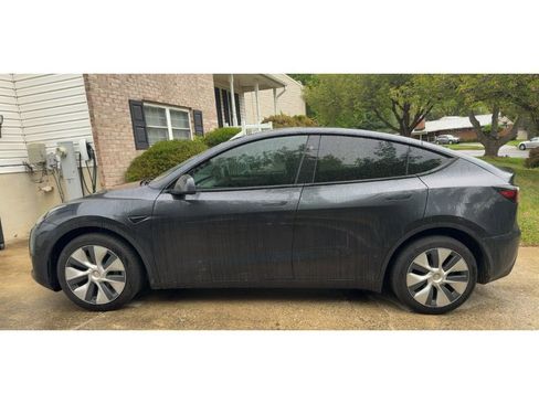 Used 2024 Tesla Model Y Long Range RWD image 2