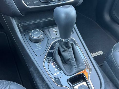 Used 2019 Jeep Cherokee Limited AWD/4WD image 30