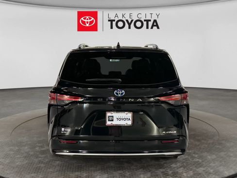 Used 2025 Toyota Sienna Platinum FWD image 7