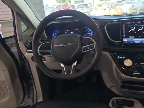 Used 2024 Chrysler Pacifica Limited FWD image 16