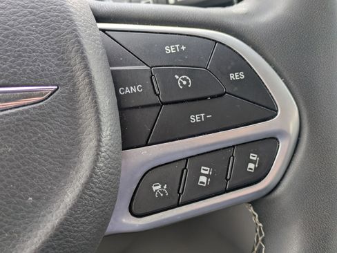 Used 2023 Chrysler Pacifica Touring-L image 16