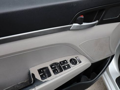 Used 2017 Hyundai Elantra SE image 29
