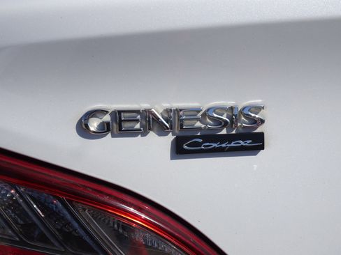 Used 2015 Hyundai Genesis 3.8 image 4
