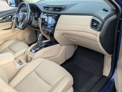 Used 2017 Nissan Rogue SV FWD image 18